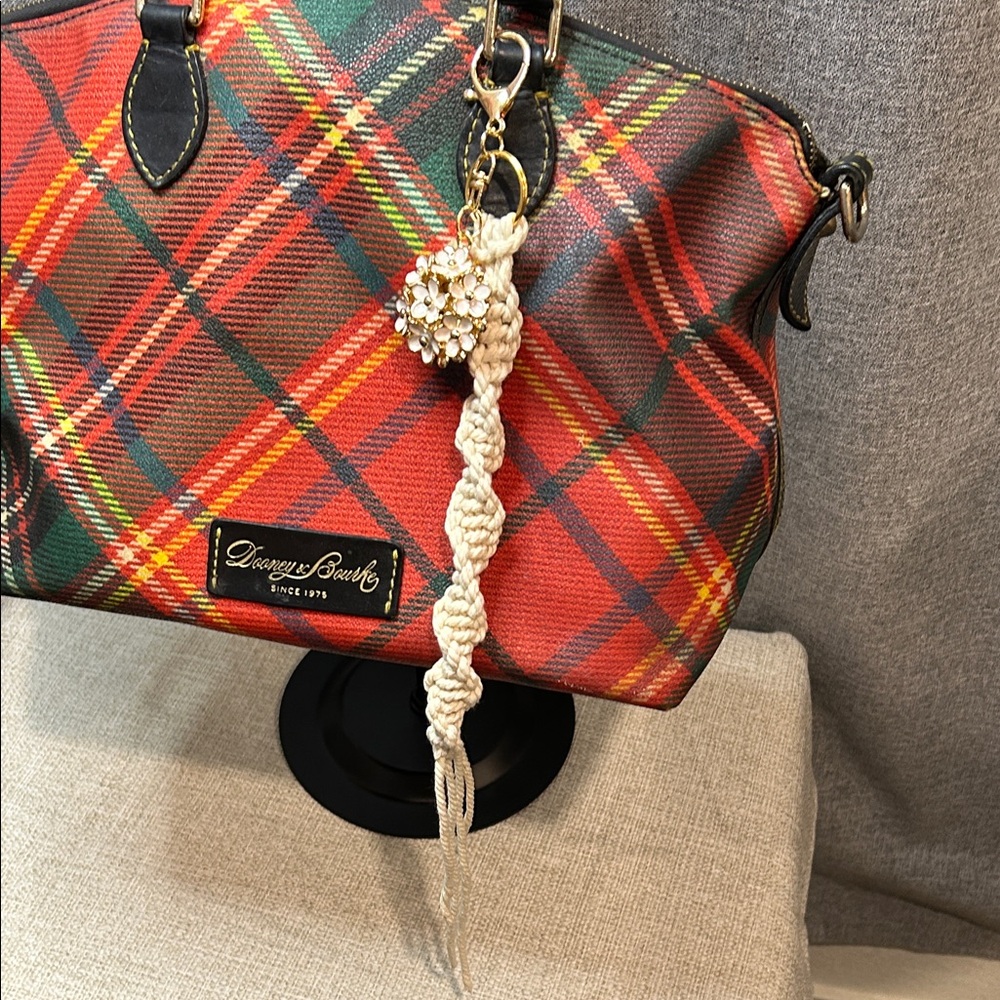 Handmade Macrame Gold Daisy Key Chain - Picture 8 of 9